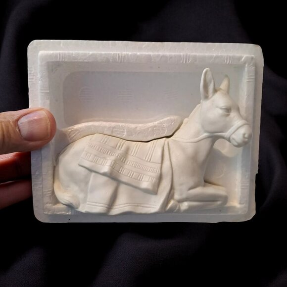 Avon Nativity Collectibles Donkey White Bisque Porcelain Figurine Vintag… - Picture 2 of 12